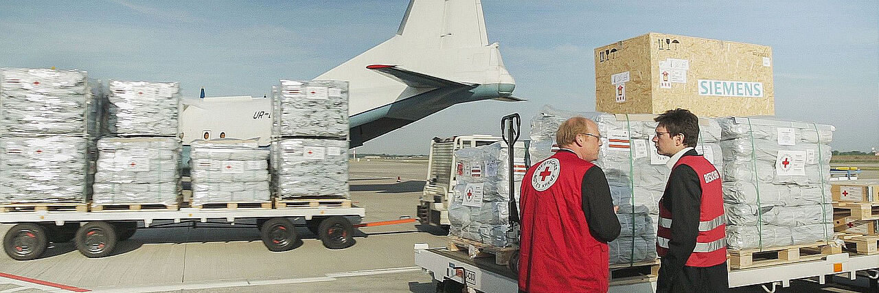 buehnenbild_artikelname.jpg Abflug von Hilfsgütern in Kooperation mit Siemens